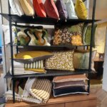 Etagère remplis de coussin de la marque Elitis