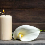 photo d'une bougie et d'un arum- image istock